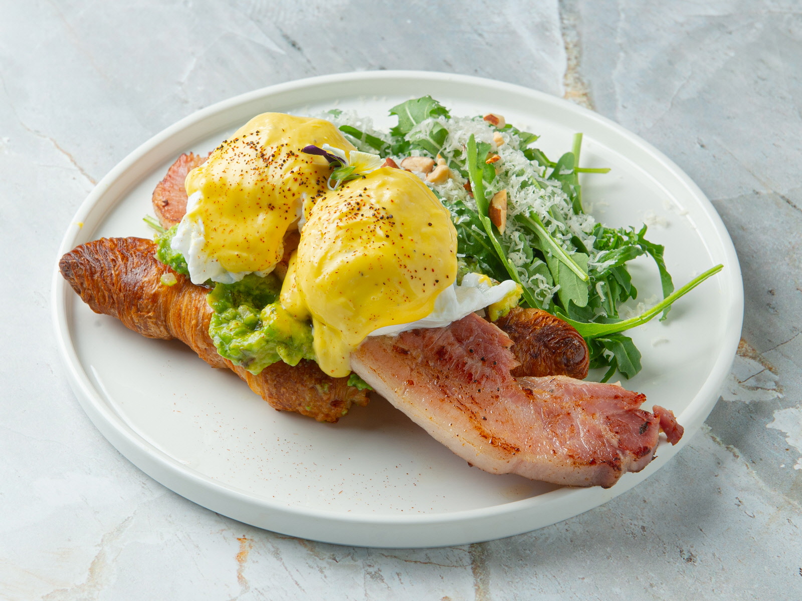 아보카도 에그베네딕트 베이컨